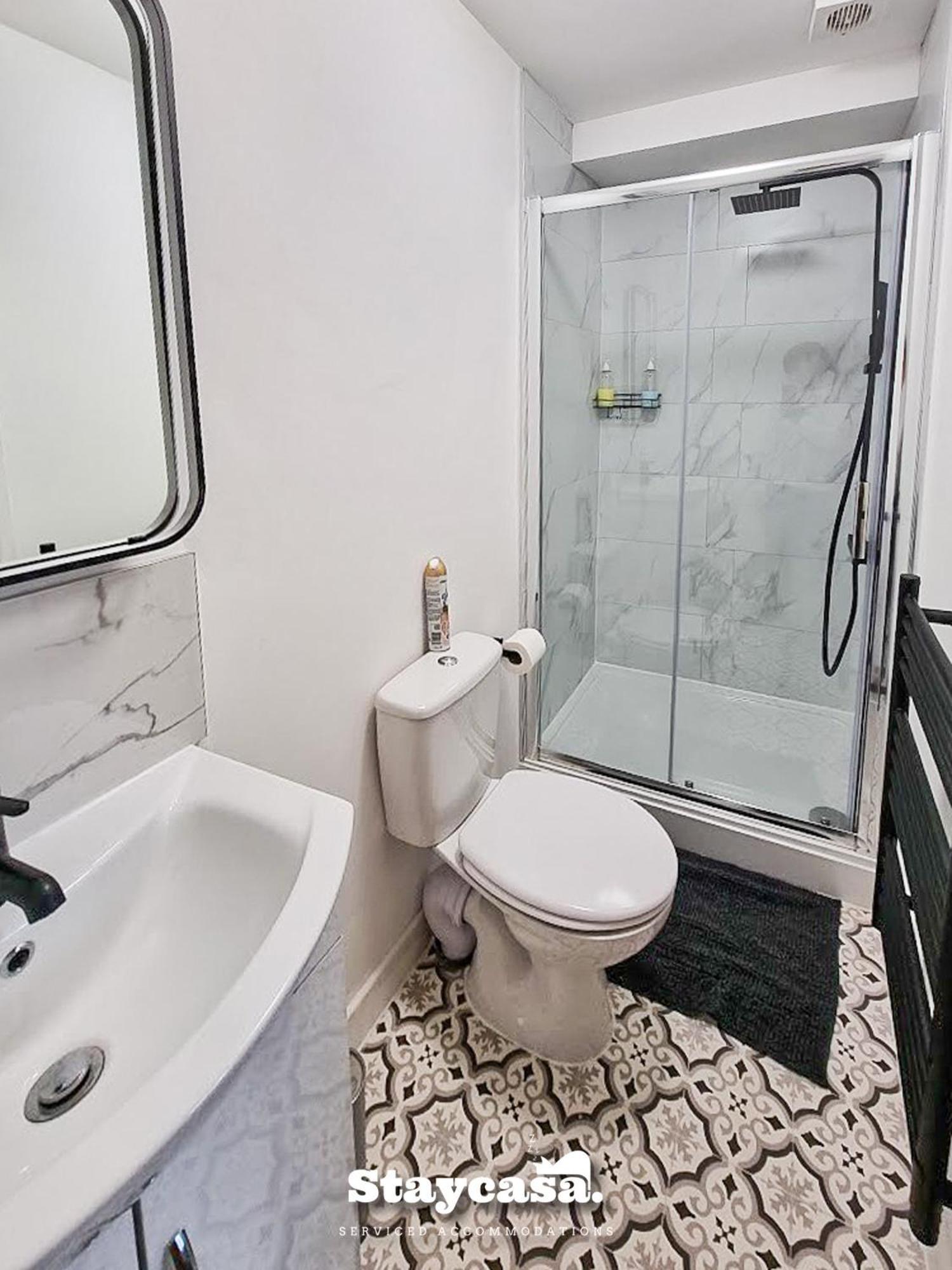 Delightful Spacious Haven With Large Driveway Manchester Zewnętrze zdjęcie